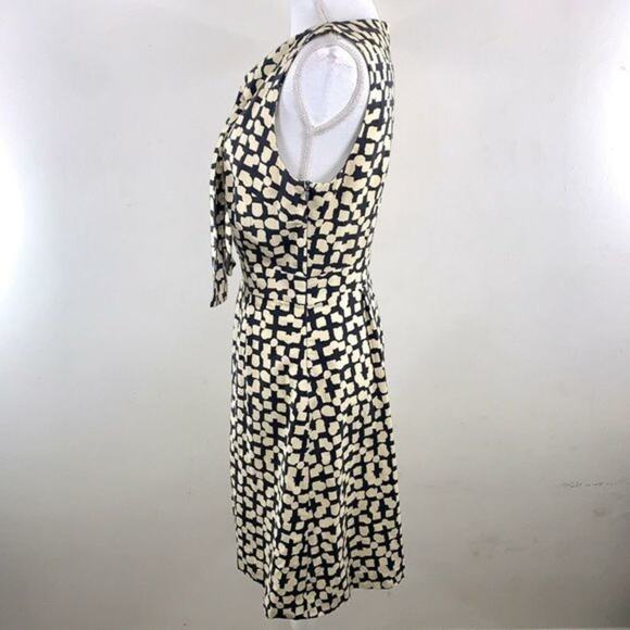 TRINA TURK Tie Collar Dress Size 4 Grey Cream‎ Pleated Classic Button Print - Picture 4 of 6